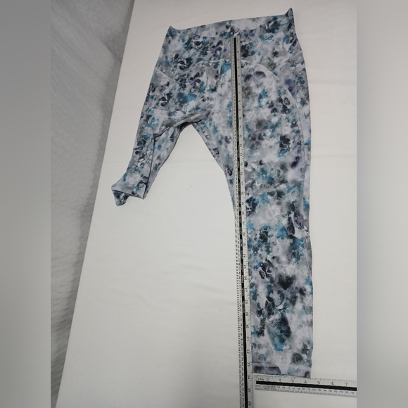 Lululemon Ladies 3/4 Leggings. Size 14 - Picture 6 of 7